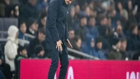 利物浦11轮横扫狼队以4-0大比分获胜，萨拉赫梅开二度，马内贡献乌龙助攻